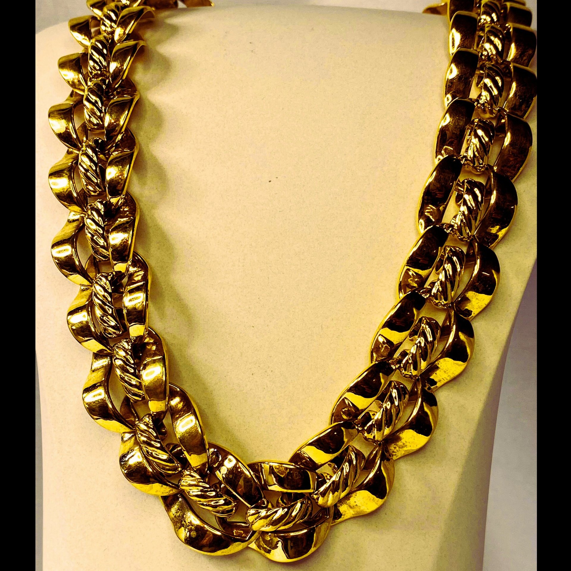 Vintage -  Gold tone choker necklace