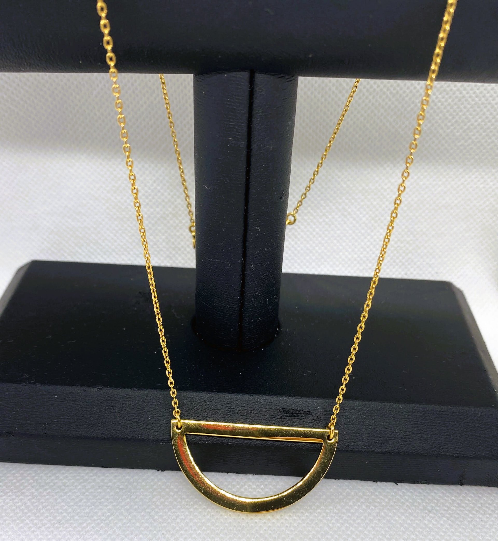 Vintage - Gold toned Saturday half-moon necklace