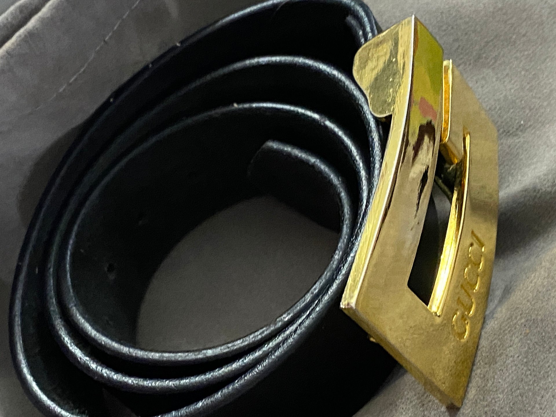 Gold buckle Gucci on black leather belt - Vintage 1990s size small