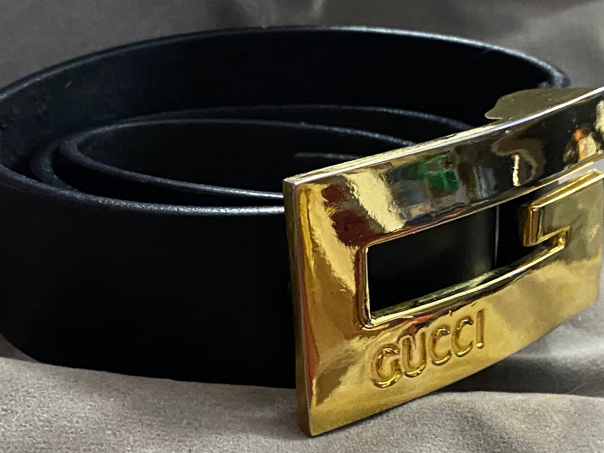 Gold buckle Gucci on black leather belt - Vintage 1990s size small