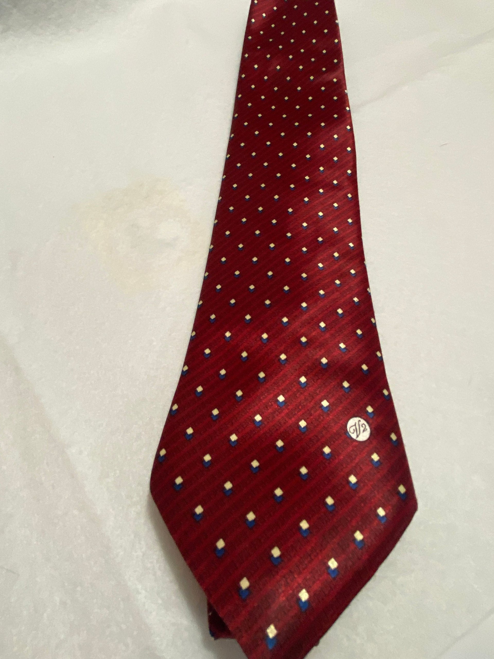 Red Versace V2 necktie with pattern squares