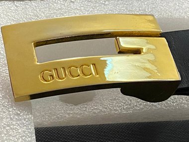 Gold buckle Gucci on black leather belt - Vintage 1990s size small